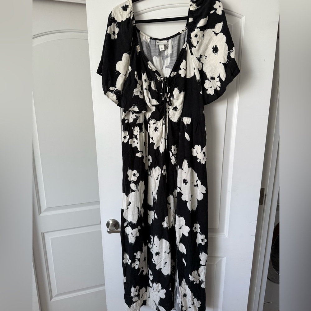 Ava & Viv Black and White Floral Maxi Dress 1x